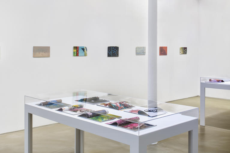 Clément Rodzieslki, Animes et magazines, peintures sur papier. Vue d'installation, Galerie Chantal Crousel, Paris (2020).