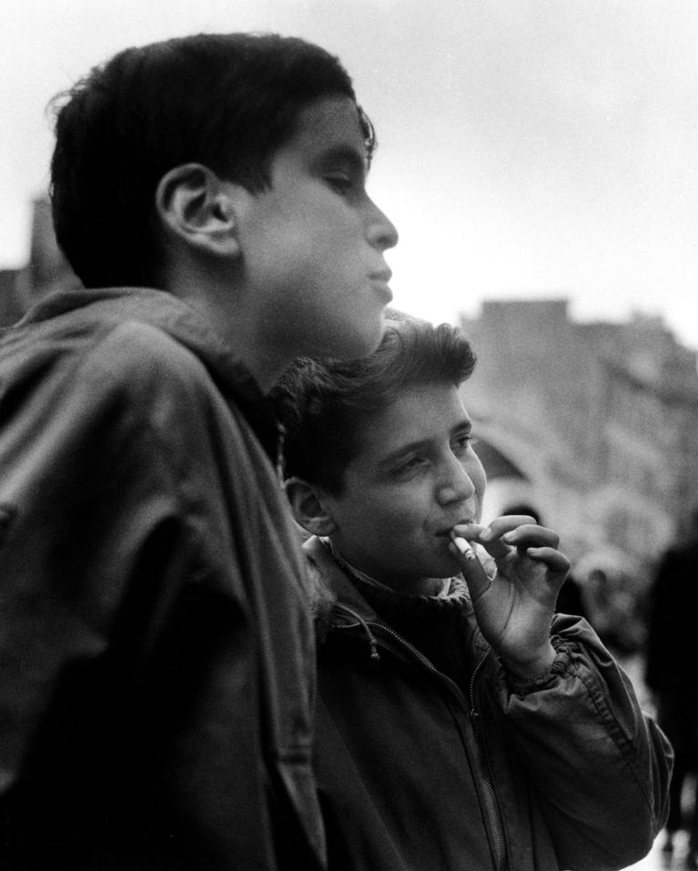Sabine Weiss, La première cigarette, Paris, 1957