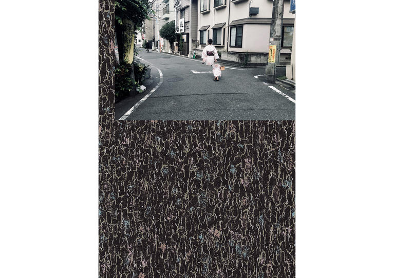 Image scannée, d'une photographie numérique réalisée à l'Iphone à Tokyo en 2019, posée sur un tissu de soie pour kimono. La photographie représentant une femme en kimono, marchant dans la rue, un dérèglement de l'appareil photographique a coupé le corps de la femme en deux parties. Le tissu pour kimono est un motif qui évoque des fissures, des craquements. La chromie de cette image se confond avec le noir et blanc