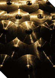 45 cymbales disposées verticalement en triangle et mise en vibration par un système de transducteurs 