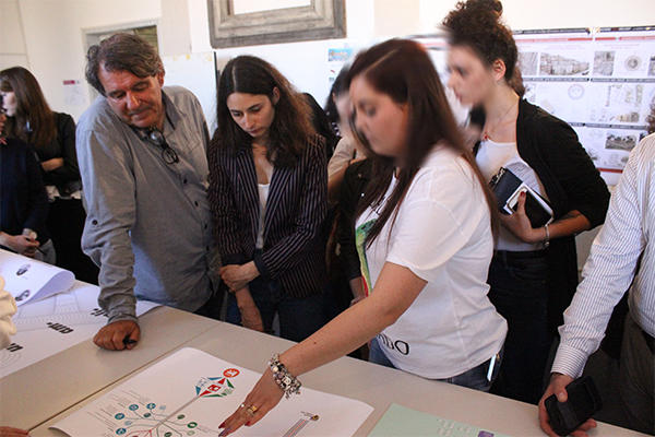 Silvia Dore, échange avec les élèves lors du workshop « Comment le design graphique peut intervenir de manière sensible pour manifester ses réalités dans l’espace public ?»