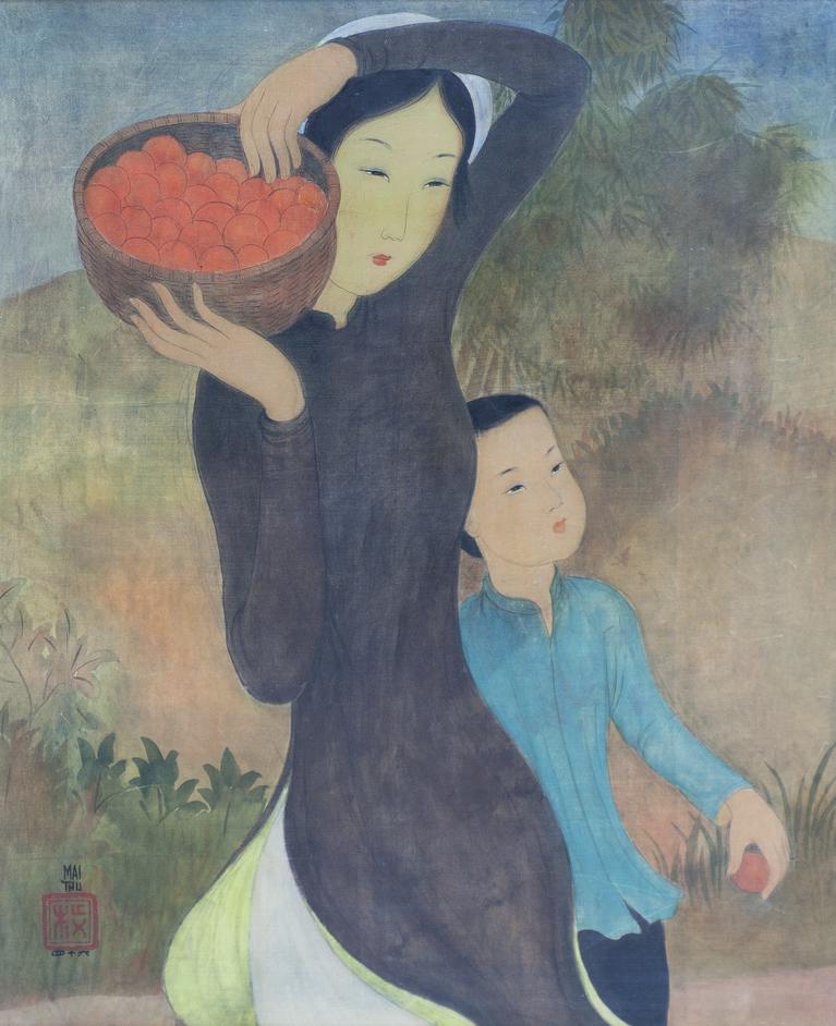 Dans un paysage vietnamien une mère et son enfant marchent sur un chemin. La mère porte un panier de fruits oranges sur l'une de ses épaule.