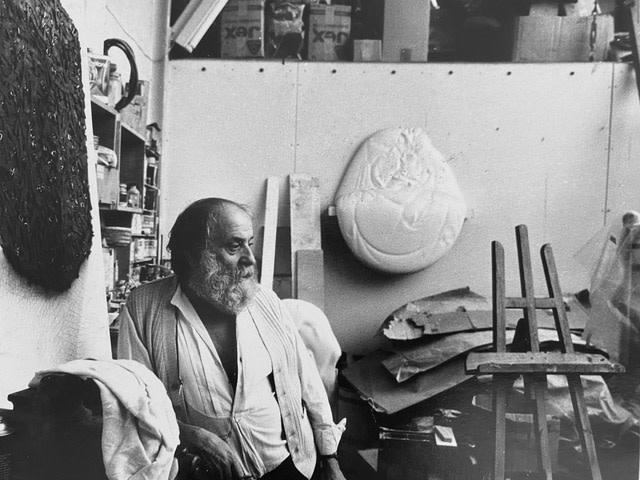 Cesar, french sculptor,  in his studio