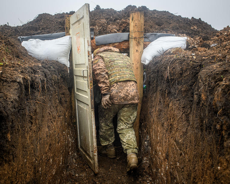Photographie de Guillaume Herbaut, Nouvelles tranchées des forces militaires Ukrainiennes construites après le désengagement d’un kilomètre sur la zone de front de Zolote 4. Donbass. Ukraine 