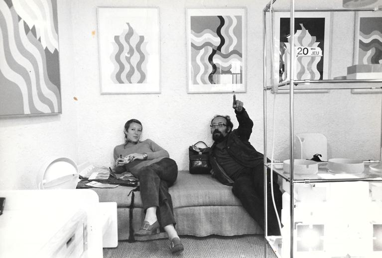 Ninon Lesourd et Mohamed Melehi à la galerie L'atelier, Rabat, 1971. Archives : Pauline de Mazières.