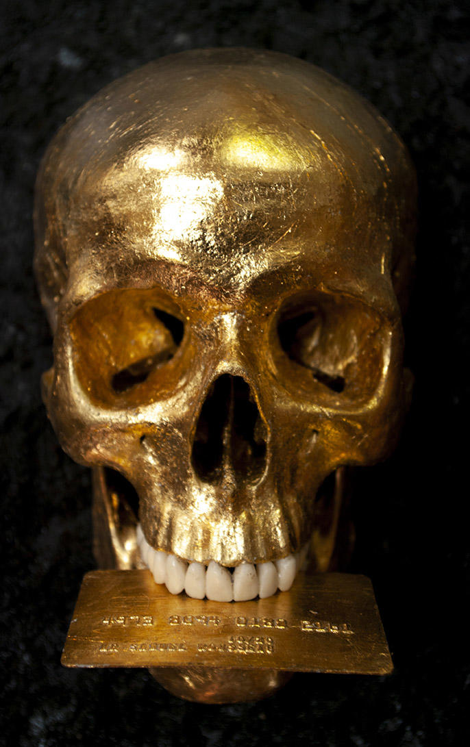 Crâne recouvert de métal doré 