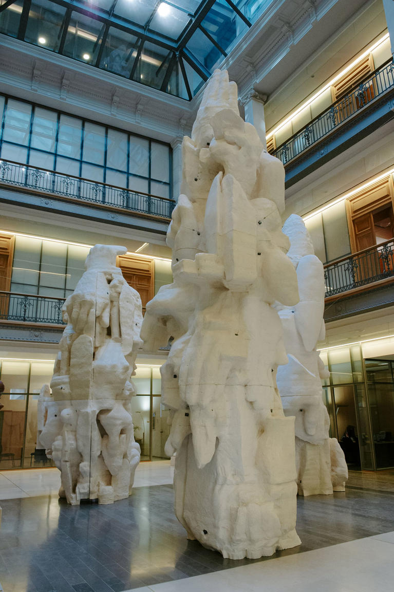 Oeuvre monumentale de plusieurs mètres de hauteur, composées de géants assemblés.