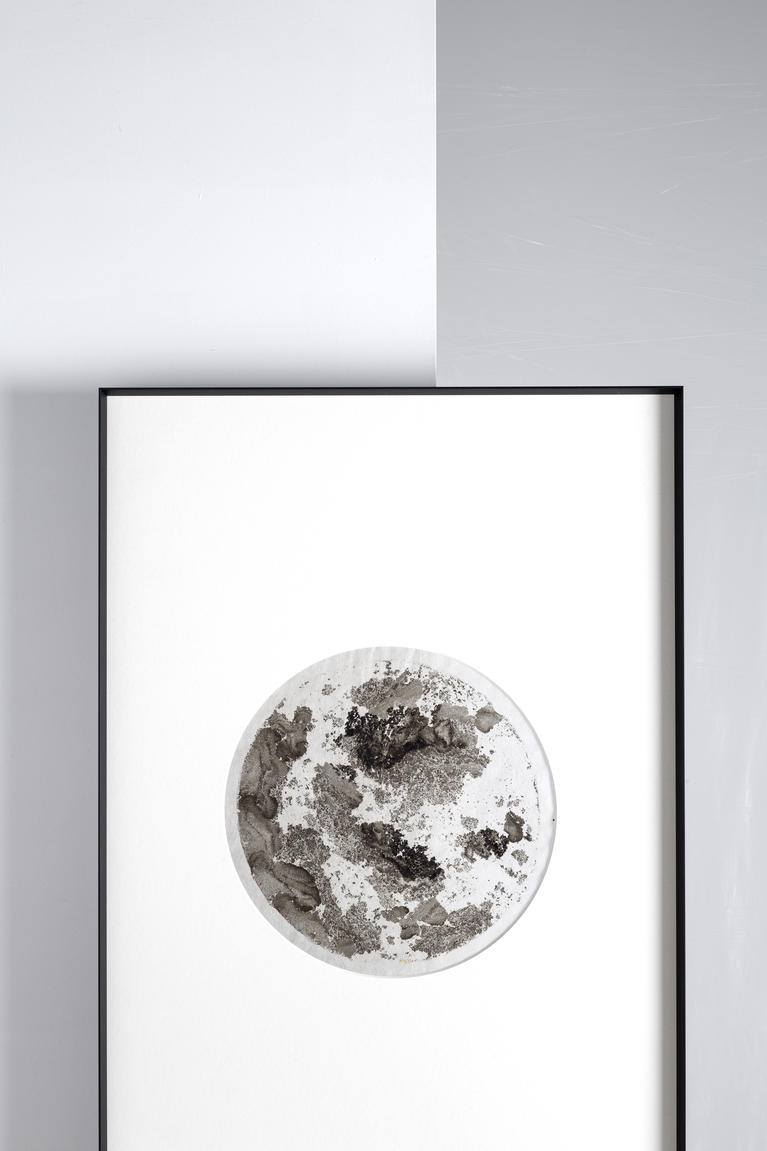 Travail de laque urushi sur papier washi réalisé par Martine Rey dans une forme circulaire et intitulé "Cosmographie"