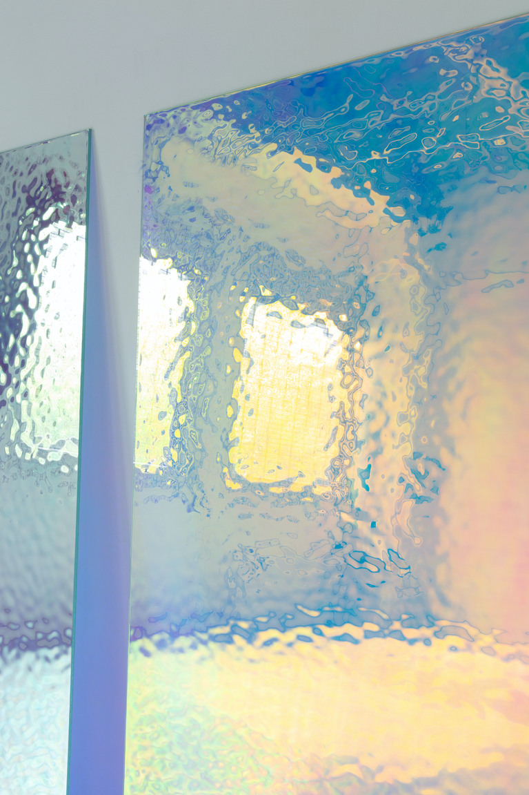 plaque de verre avec reflets colorés par un processus chimique.