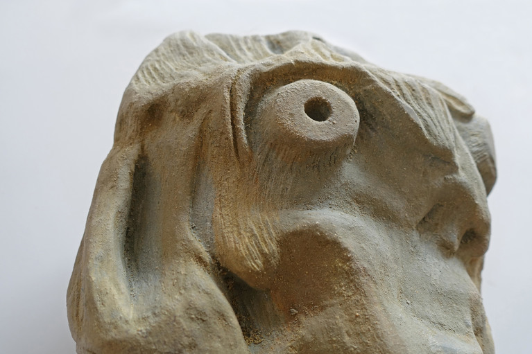 "Tête" (détail) Sculpture en argile 