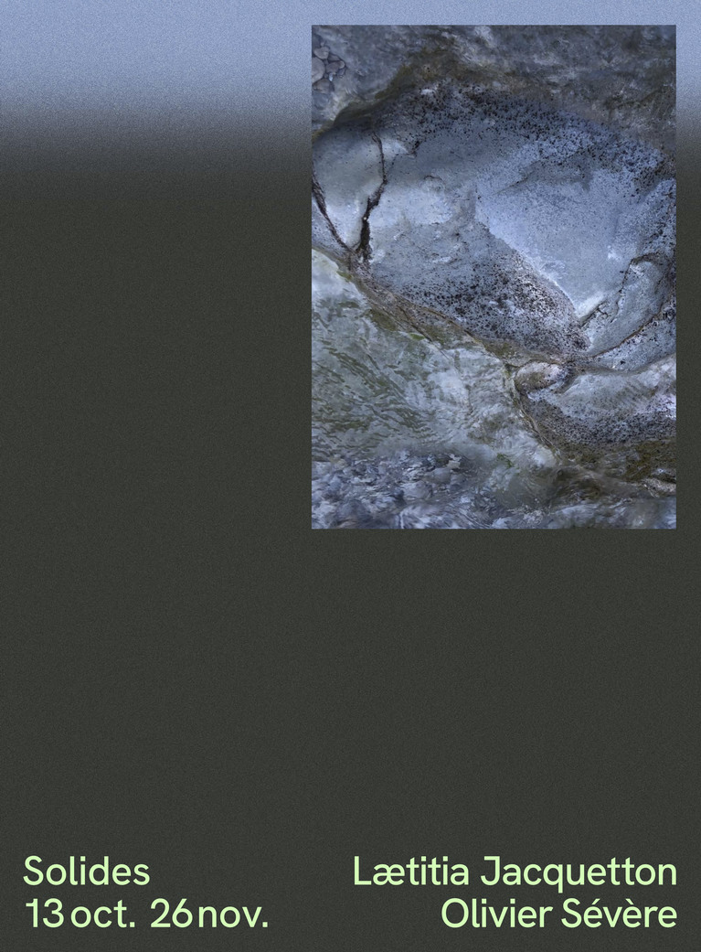 affiche de l'exposition "solides" de la galerie sinople mettant en avant le travail d'Olivier Severe et de Laetitia Jacquetton illustré par une photo du mouvement de l'eau sur une pierre