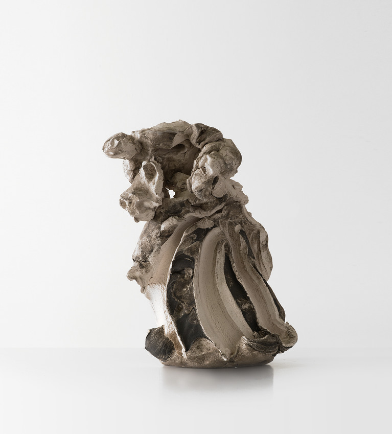 Emanuele Becheri Figura 2022. Terre cuite, poudre de manganese. 19 x 10 x 12 cm