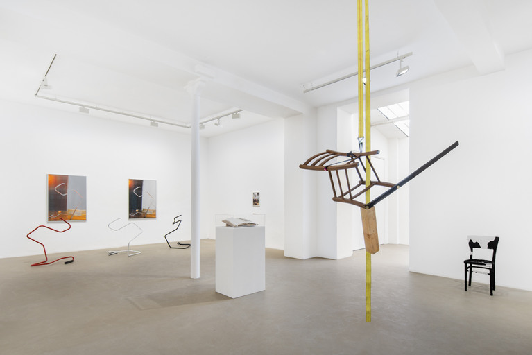 "Je suis la chaise", vue d’exposition, Galerie Chantal Crousel, Paris (2022). Photo : Martin Argyroglo.