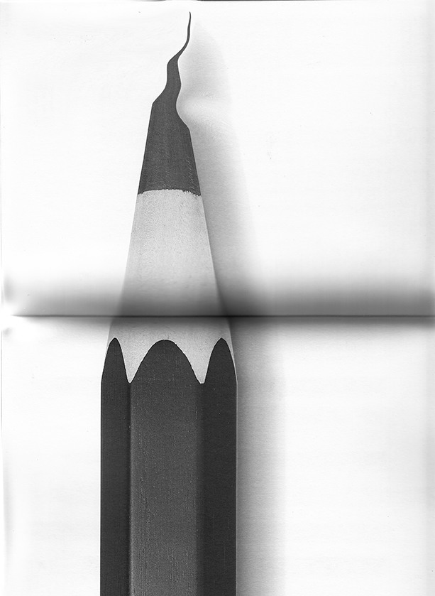 Crayon de papier scanné, déformé et imprimé sur une double page
