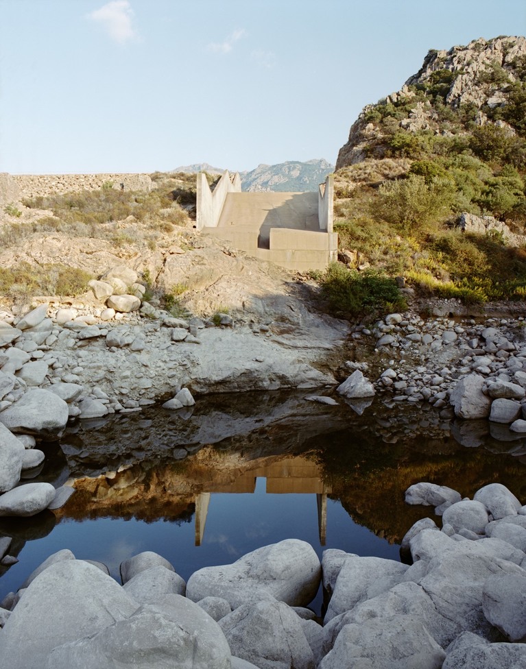 Beatrix von Conta, L’Eau barrée, Déversoir du barrage de l'Ortolo, Corse, 2011, 2011