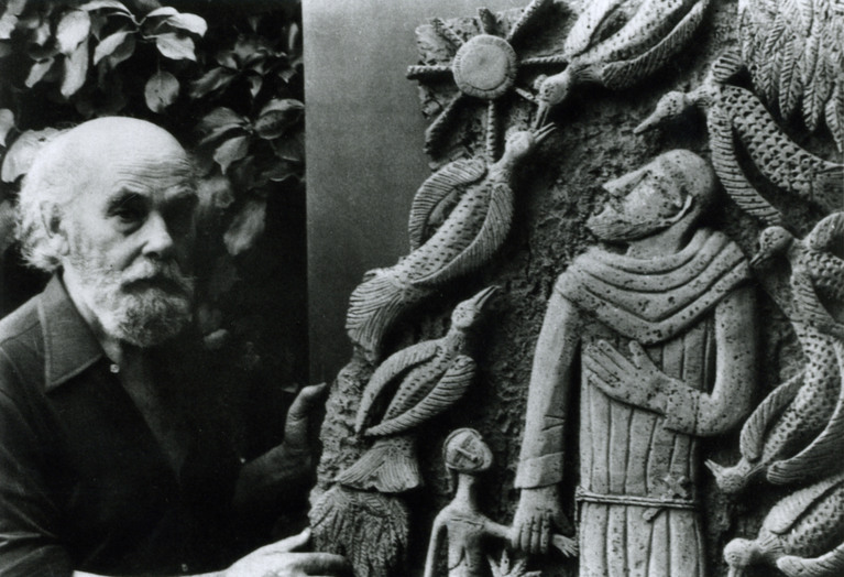 joaquim vicens gironella devant l’une de ses sculptures en liège, c. 1990
