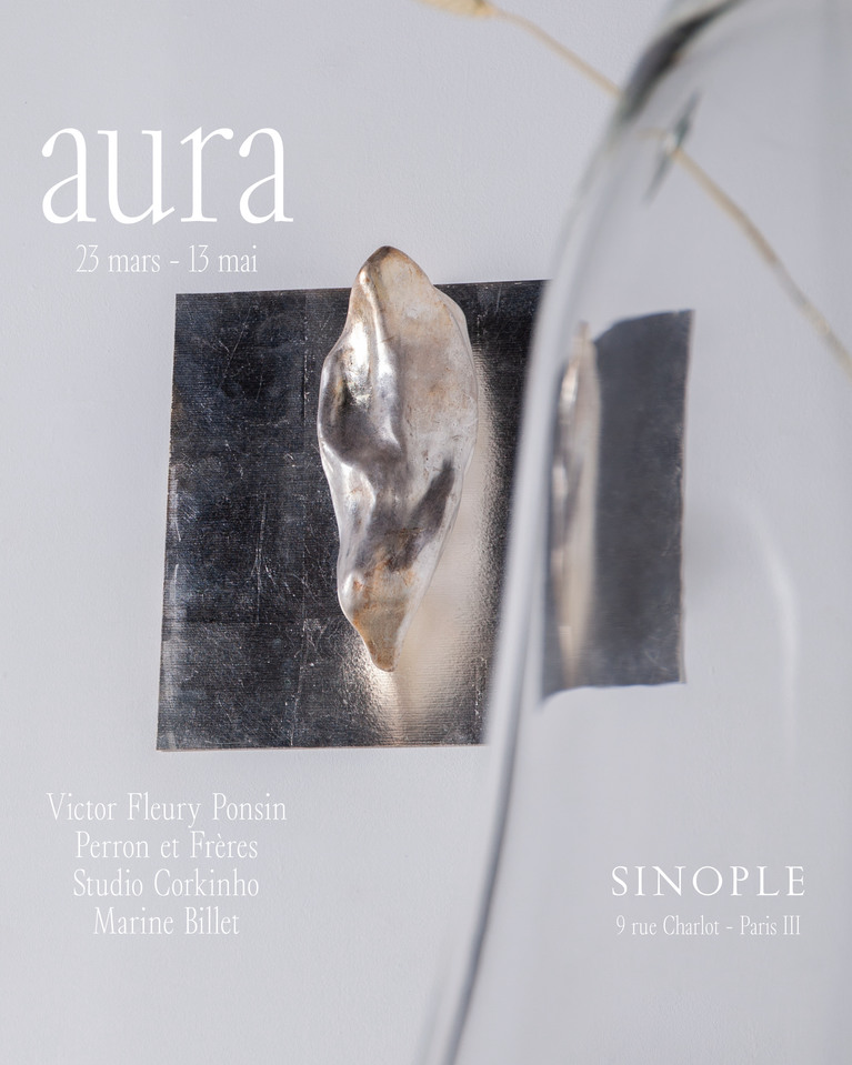 affiche de la nouvelle exposition "aura" de la galerie sinople composée d'une sculpture et d'une piece en verre soufflé réalisées par l'artiste Victor Fleury Ponsin