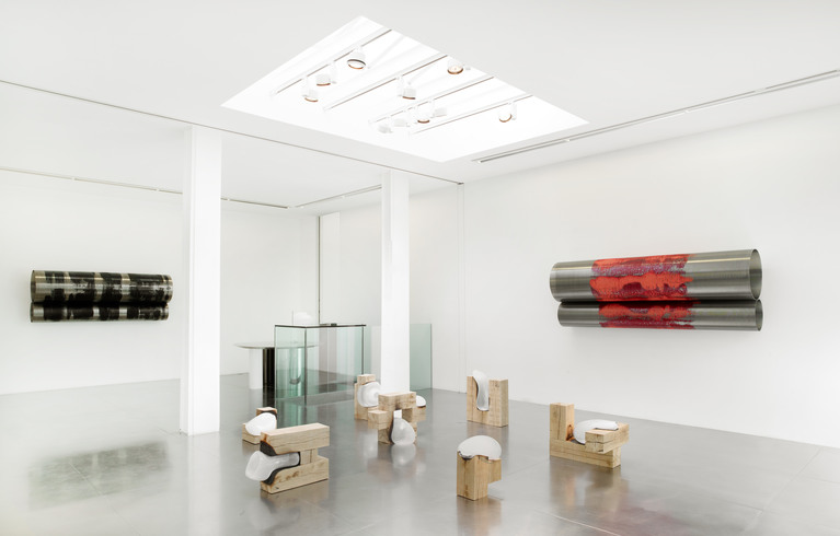 Vue de l’exposition de Morgane Tschiember, « Rolls & Bubbles », galerie Loevenbruck, Paris, 2012.