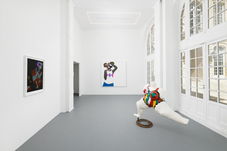 Vue de l'exposition, Deborah Roberts & Niki de Saint Phalle: The Conversation Continues