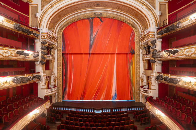 Installation du rideau de scène d’Olivier Debré dans la salle Richelieu, Comédie-Française