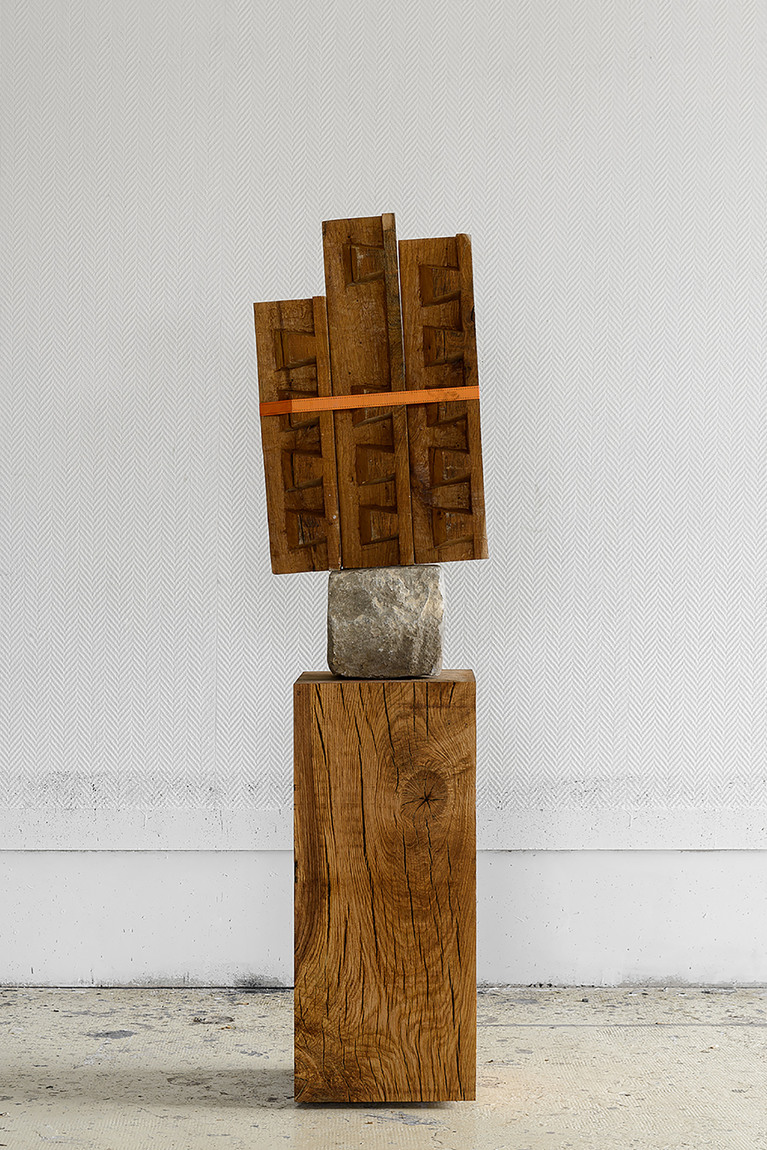 Edgar Sarin, Erevan, 2022. Chêne massif, pavé, sangle, 172 x 42 x 34 cm.