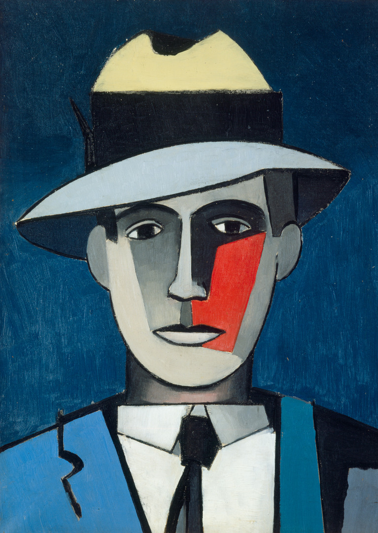 Portrait d'un personnage masculin habillé d'un costume et d'un chapeau sur un fond bleu. Sa joue droite est marquée par une forme rectangulaire rouge, son regard est appuyé.