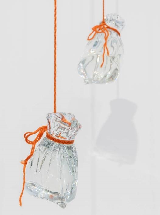 Kate Newby, Generous and with light, verre, corde de laine, câble, dimensions variables, 2022.