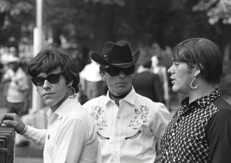 Photo : Alain Dister - Hippies chics à boucles d’oreilles, New York, 1966. 