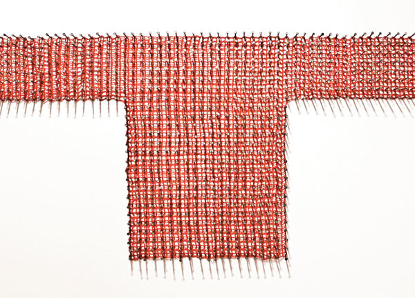Šejla Kamerić, Measure XM (détail), 2014 – Coton rouge, clous en acier, T-shirt : 58 x 240 cm, clous : 5,5 x 0,25 cm. Avec l’aimable autorisation de l’artiste et de la galerie Tanja Wagner