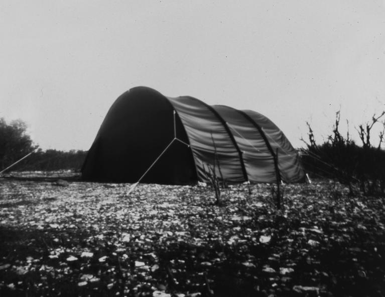 Tente noire, image d’atelier, 2015 Sténopé, tirage argentique sur papier 30 cm x 40 cm Pia Rondé et Fabien Saleil, projet soutenu en 2015